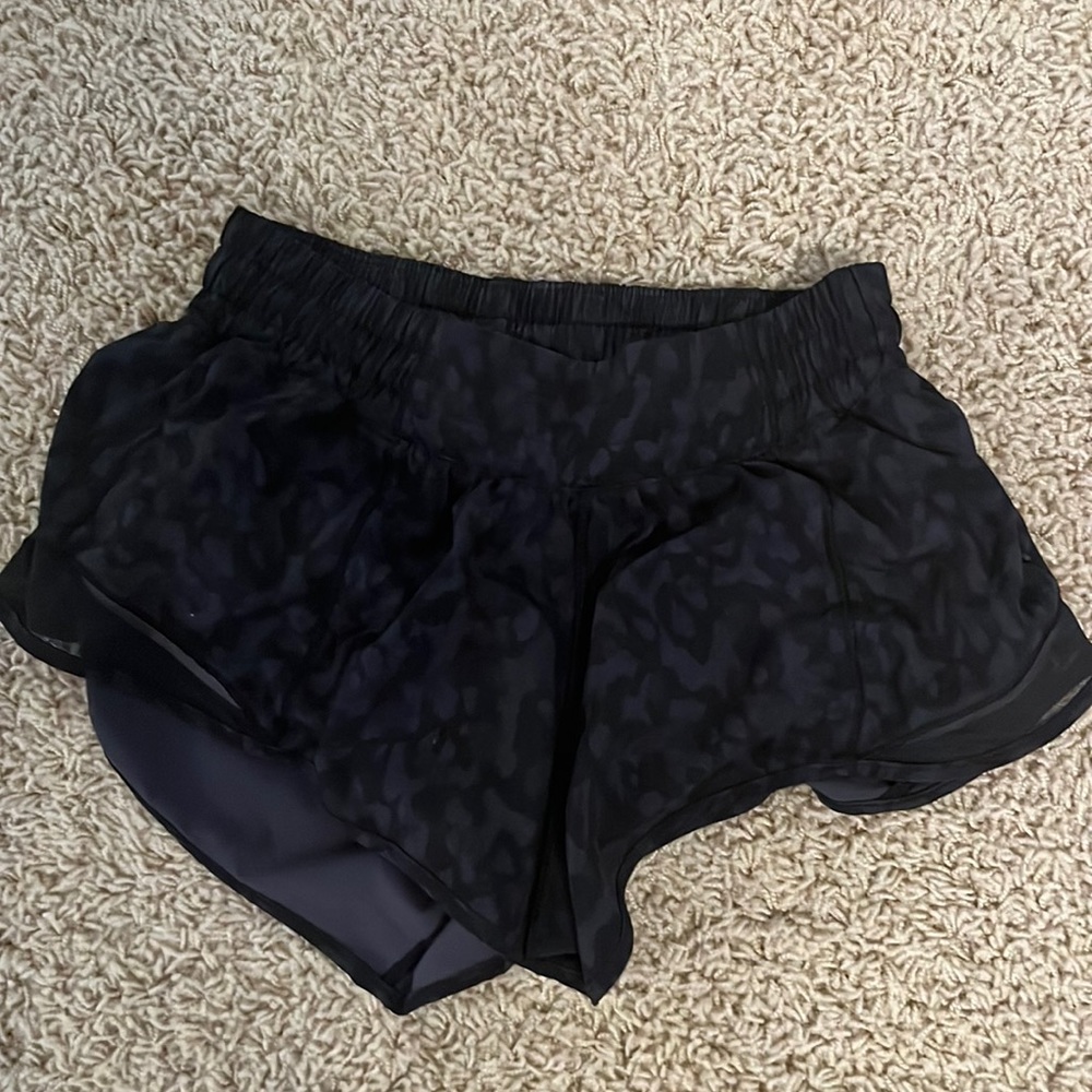 Black Cheetah lululemon hotty hot shorts 2.5 inch size 4